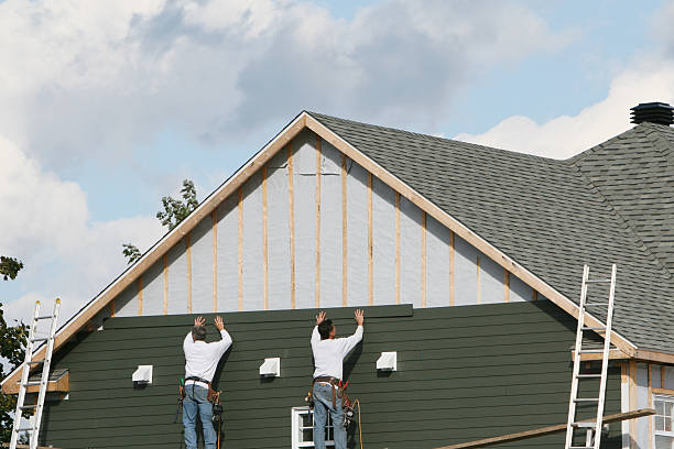 Professional Siding Installation technician working in Farmingville, NY